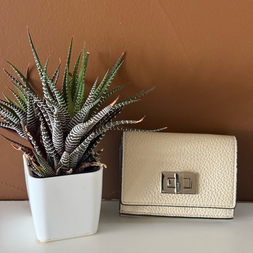 Fendi Selleria Leather Peekaboo Micro Trifold Wallet – Ivory- In Good Condition